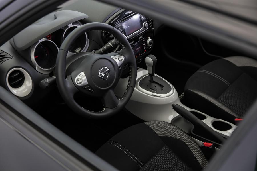 Интерьер Nissan Juke Black Pearl 2016 года  (NA) (фото 3 из 8)